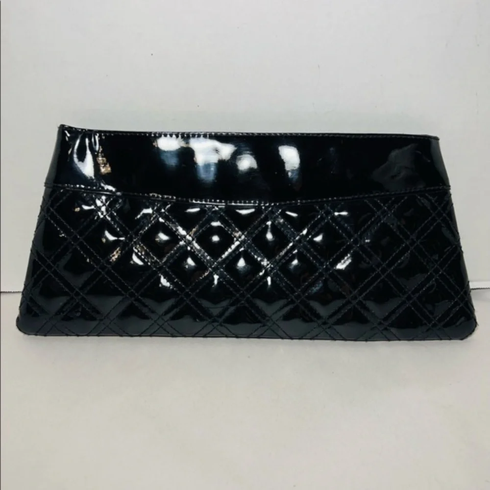 Murval snap closure clutch